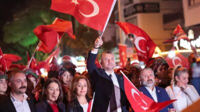 Buca, Cumhuriyet’in 102. yılını binlerce kişinin katıldığı coşkulu kortejle kutladı.