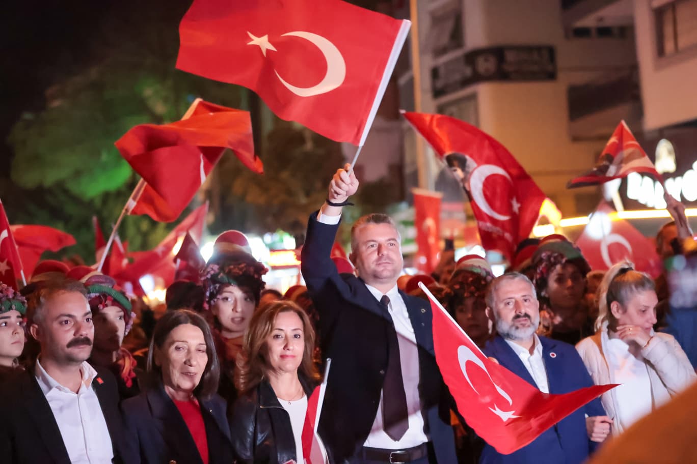 Buca, Cumhuriyet’in 102. yılını binlerce kişinin katıldığı coşkulu kortejle kutladı.