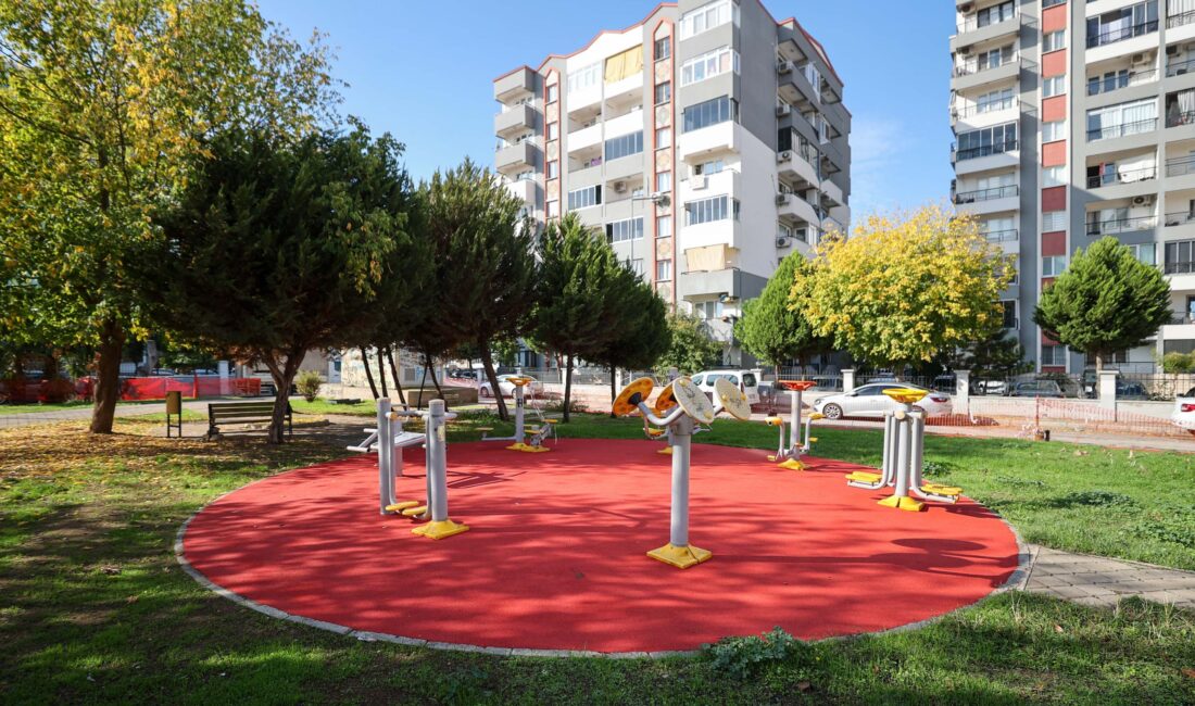 Buca Belediyesi, 38 parkta yenileme ve bakım çalışması başlattı. Refüjlerde