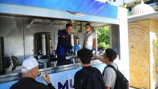 Büyükşehir Belediyesi’nden Üniversite Öğrencilerine 'Geleneksel' Sıcak Çorba Desteği!