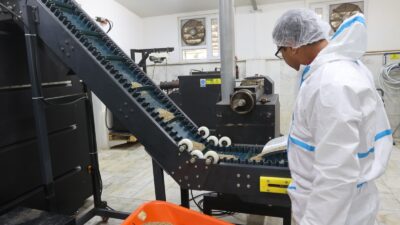 Muğla Büyükşehir Belediyesi, Türkiye’nin ilk ruhsatlı kedi-köpek maması üretim tesisinde