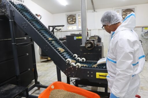 Muğla Büyükşehir Belediyesi, Türkiye’nin ilk ruhsatlı kedi-köpek maması üretim tesisinde