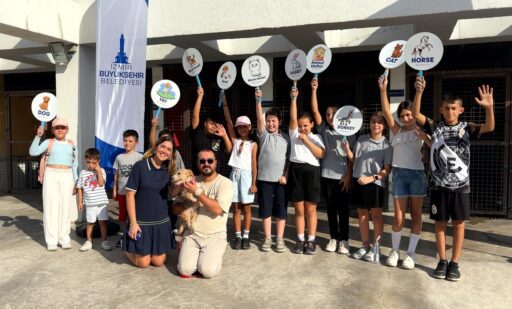 Büyükşehir’in Speaking Club Öğrencileri Pako Kampüsü’nde Hem Hayvan Sevgisi Hem Dil Pratiği Yaptı!