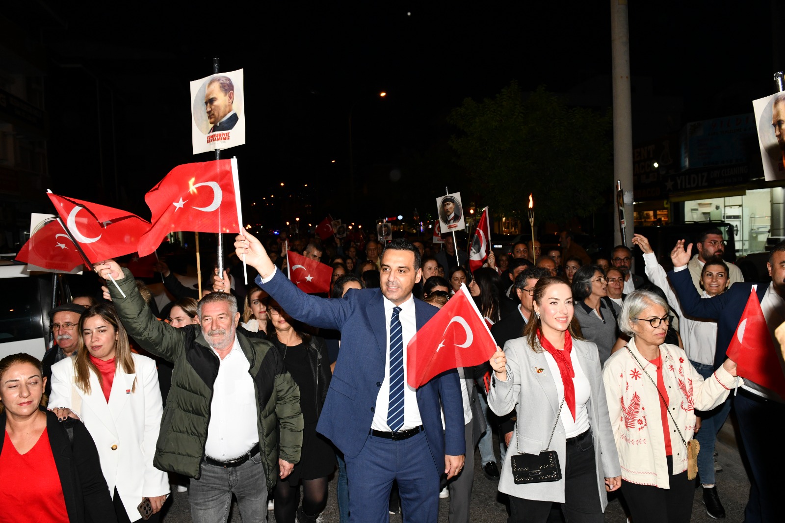 Çiğli’de “İstiklâlden İstikbale Büyük Cumhuriyet Yürüyüşü”ne Yoğun Katılım