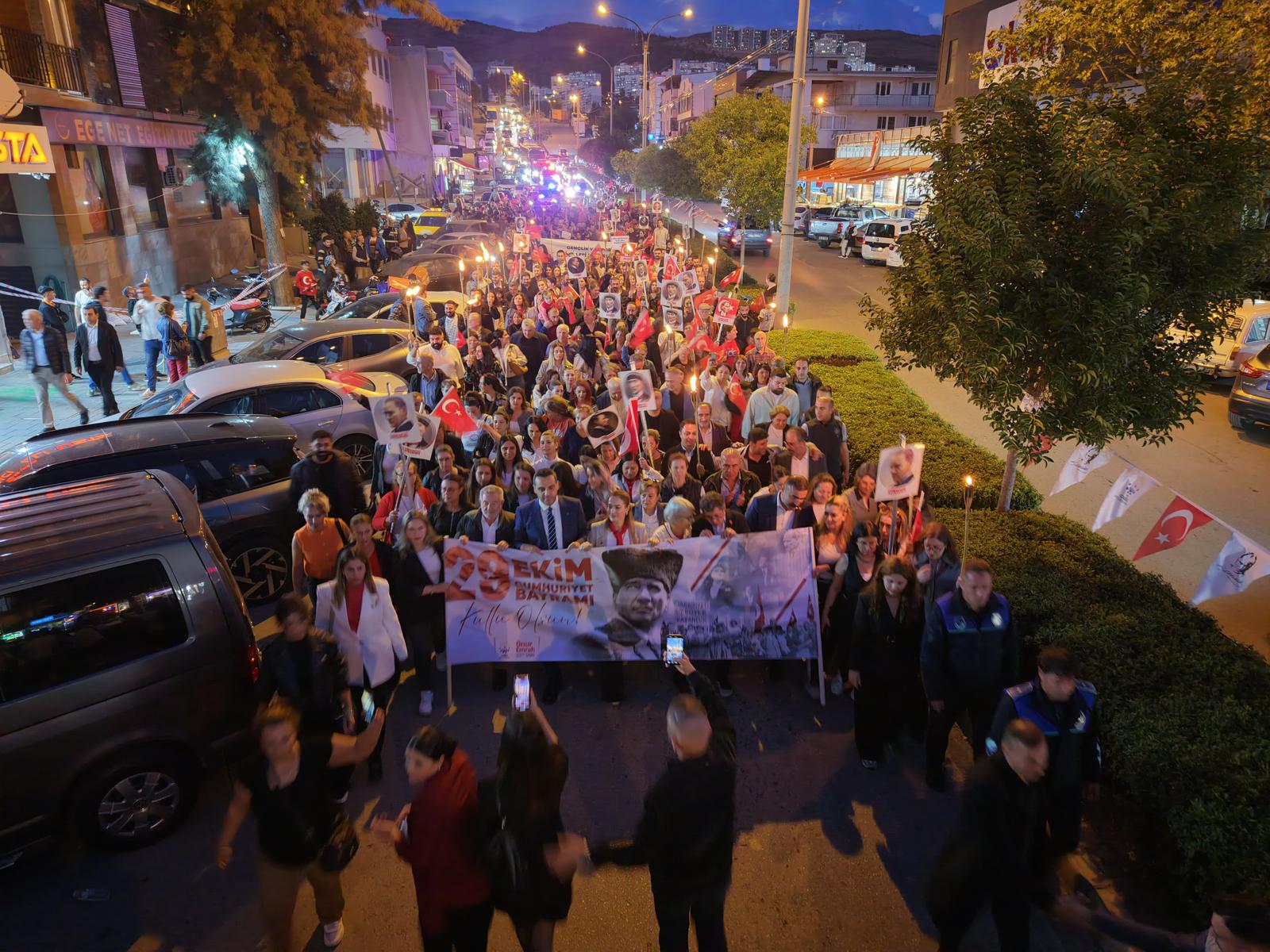 Çiğli’de “İstiklâlden İstikbale Büyük Cumhuriyet Yürüyüşü”ne Yoğun Katılım