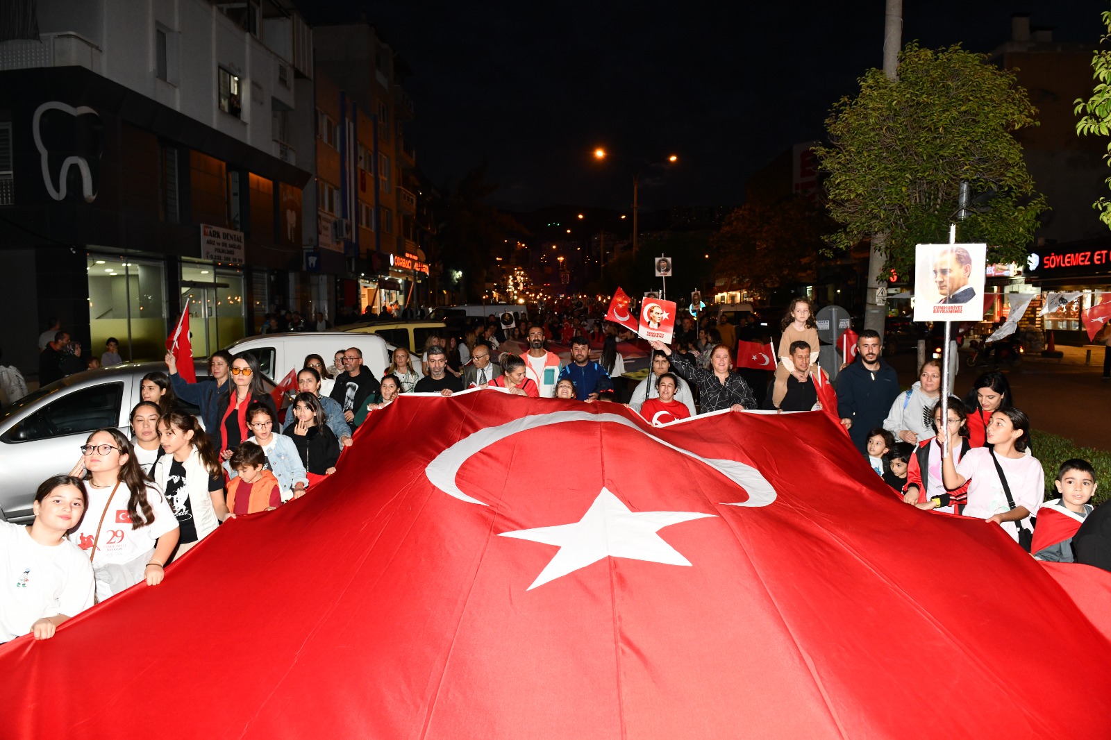 Çiğli’de Cumhuriyet’in 102. yılı coşkuyla kutlandı. “İstiklâlden İstikbale Büyük Cumhuriyet