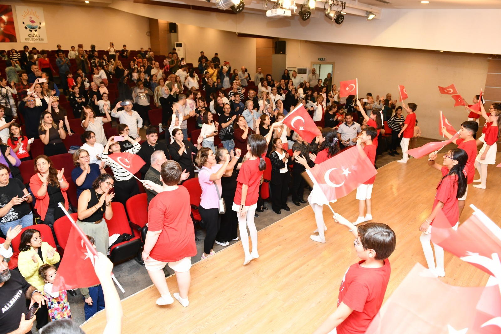 Çiğli’de Yeşil Dönüşüm Ve Cumhuriyet Coşkusu Bir Arada