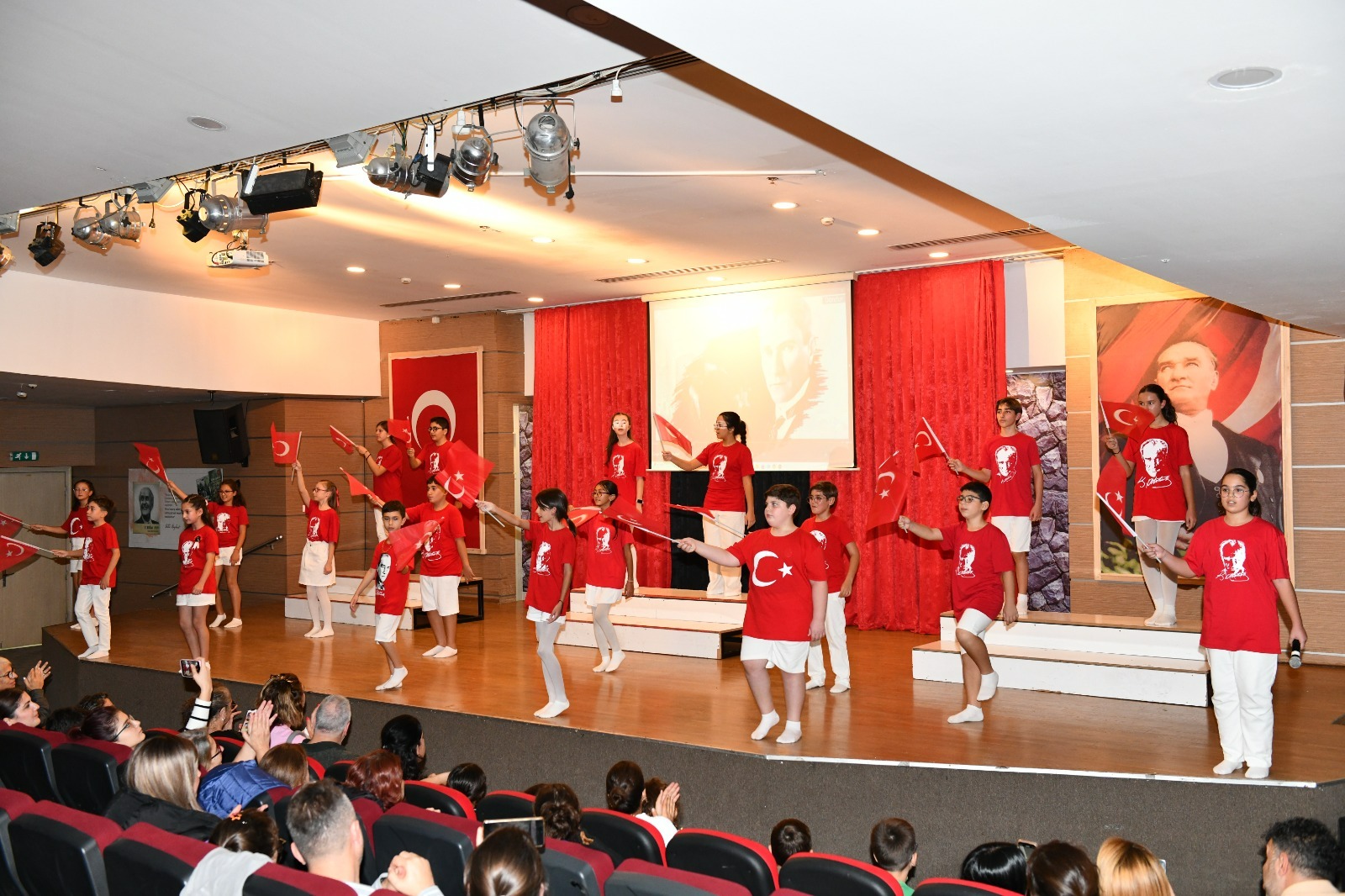 Çiğli’de Yeşil Dönüşüm Ve Cumhuriyet Coşkusu Bir Arada