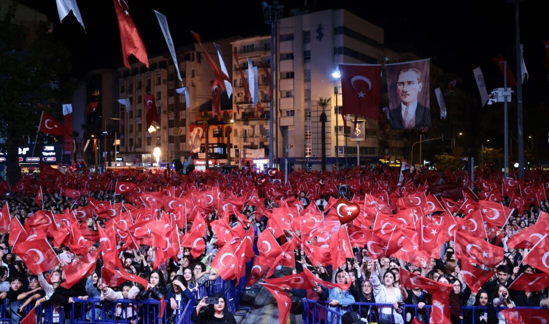 Denizli 29 Ekim Cumhuriyet Bayramı’nda on binler Delikliçınar Meydanı’nda buluştu.