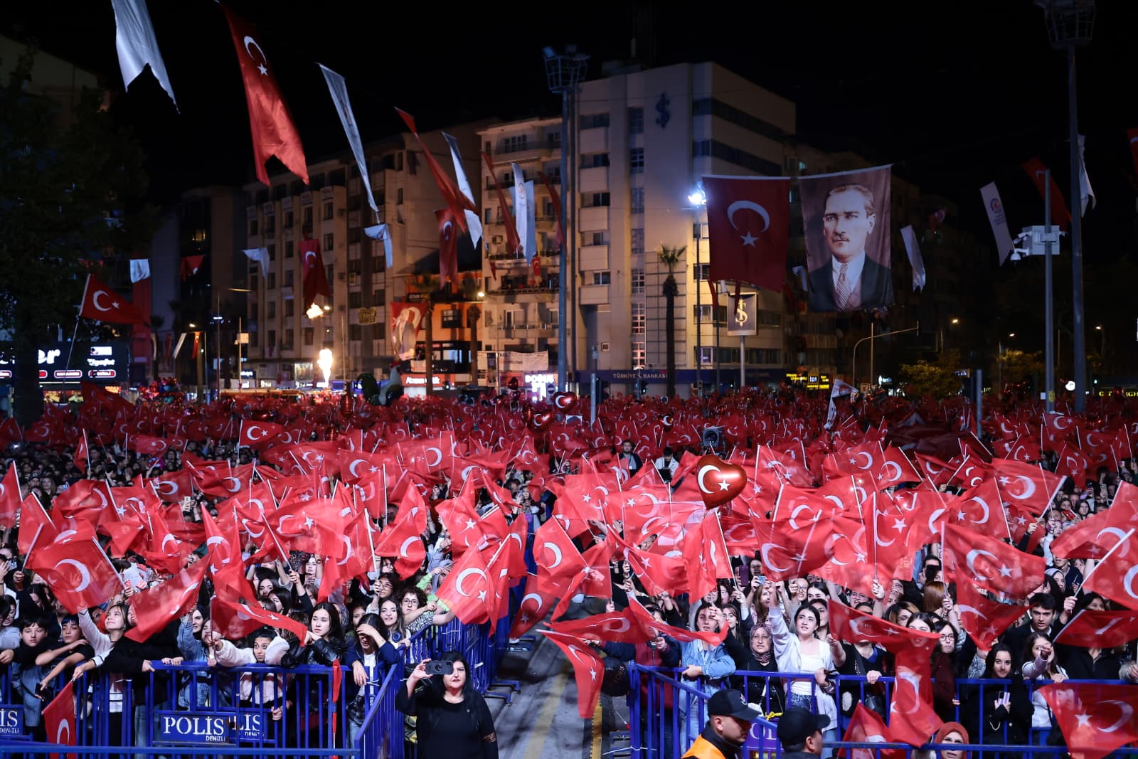 Denizli 29 Ekim Cumhuriyet Bayramı’nda on binler Delikliçınar Meydanı’nda buluştu.