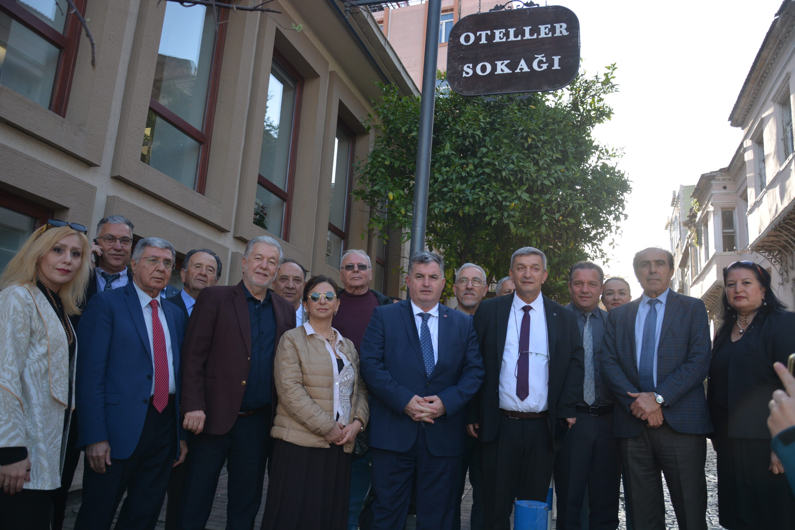 İzmir’in tarihi bölgesi Basmane’de otelciler zor durumda. Otelciler Odası Başkanı