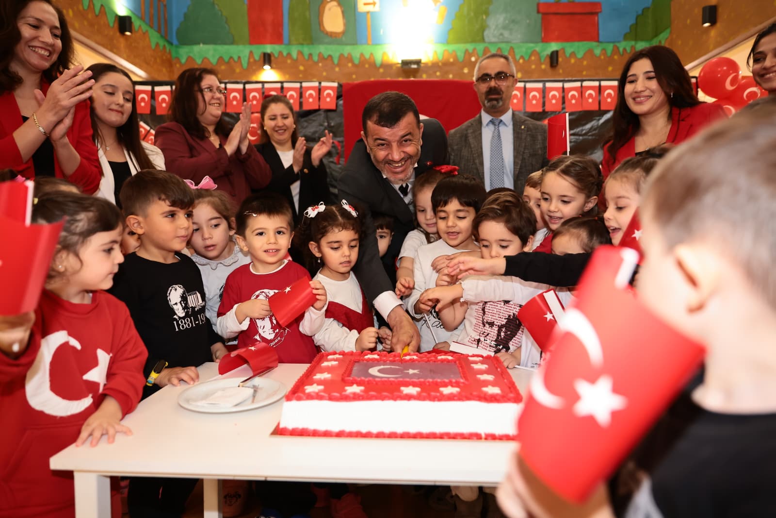 Denizli Büyükşehir Belediyesi’nin Güneşli Günler Çocuk Gelişim Merkezleri’nde minikler, Cumhuriyet’in