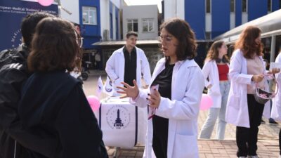 Ege Üniversitesi'nde Meme Kanseri Farkındalık Ayı kapsamında düzenlenen etkinlikte, Prof.