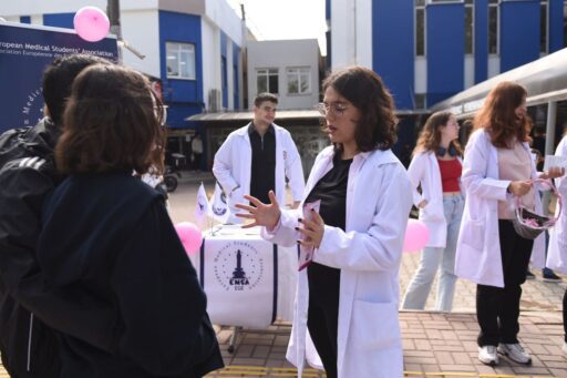 Ege Üniversitesi'nde Meme Kanseri Farkındalık Ayı kapsamında düzenlenen etkinlikte, Prof.