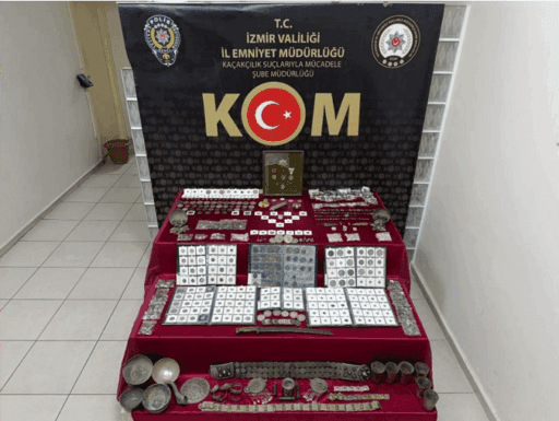Karabağlar’daki Operasyonda 2.060 Sikke ve 8 İstiklal Madalyası Kurtarıldı: Kaçakçılık Suçlarıyla Mücadele Başarısı İzmir Polisi, Karabağlar’da düzenlediği operasyonla piyasa değeri yaklaşık 20 milyon