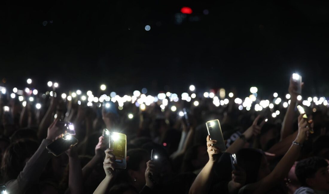 Aydınfest’te 55 Bin Kişilik Coşku: Aydın Müzikle Sallandı Aydınfest Gençlik Festivali ikinci gününde 55 bin kişiyi ağırladı. Zeynep