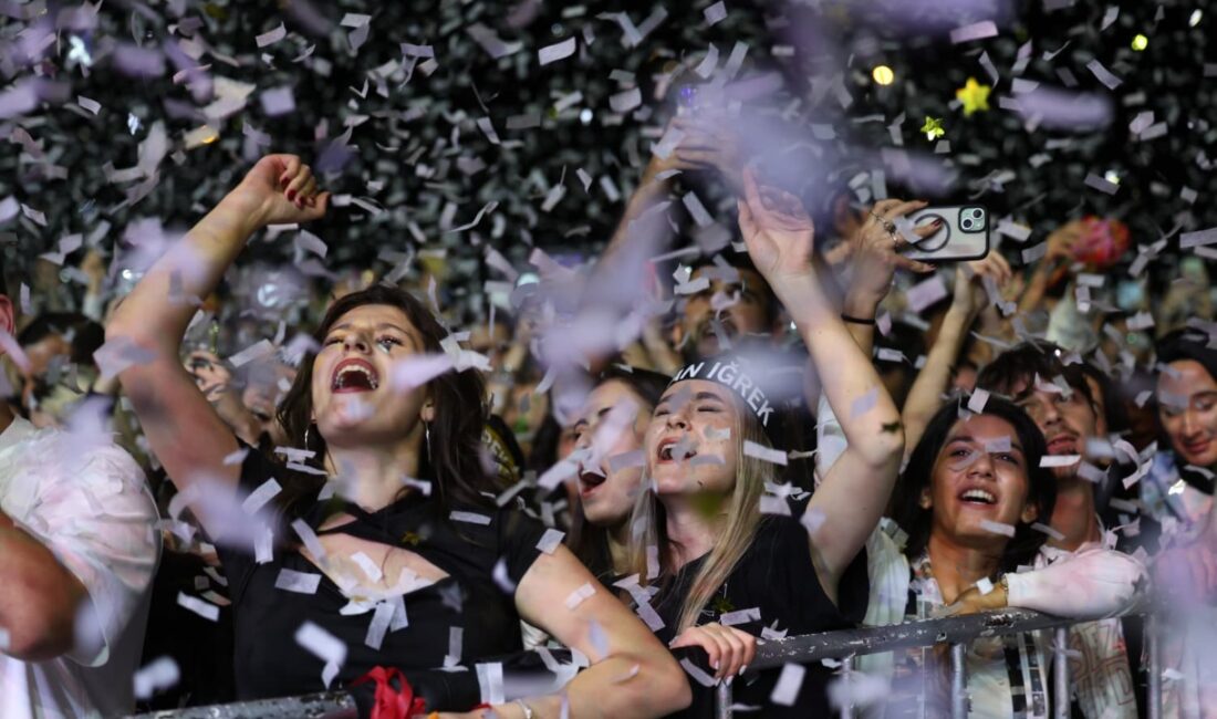 Aydın Büyükşehir Belediyesi’nin düzenlediği Aydınfest Gençlik Festivali’nin 3. gününe 60