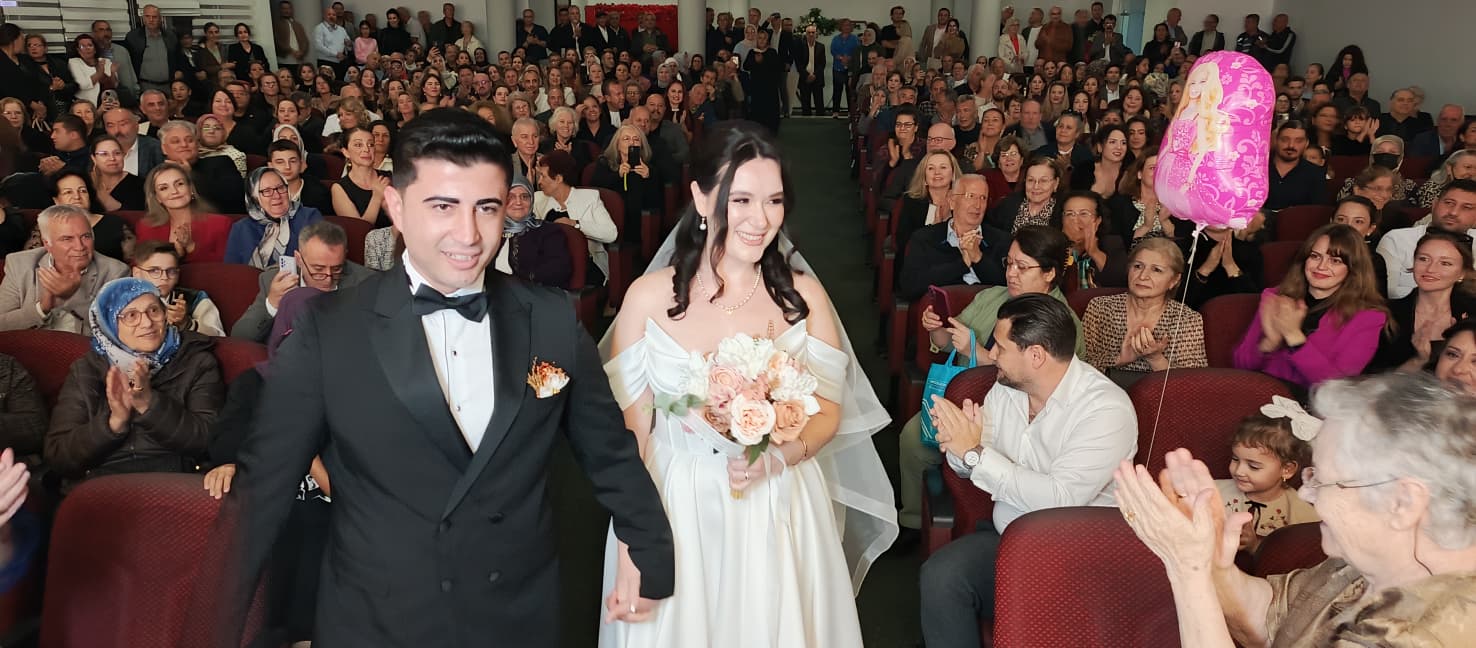 Karşıyaka’da Yılın Nikahı: Fulya & Ömer Çifti Zübeyde Hanım Nikah Sarayı’nda “Evet” Dedi!