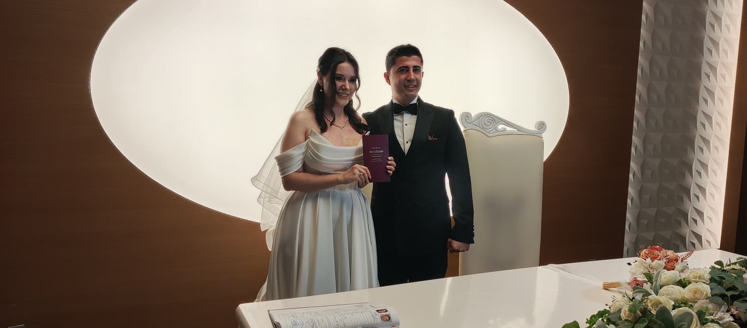 Karşıyaka’da Yılın Nikahı: Fulya & Ömer Çifti Zübeyde Hanım Nikah Sarayı’nda “Evet” Dedi!