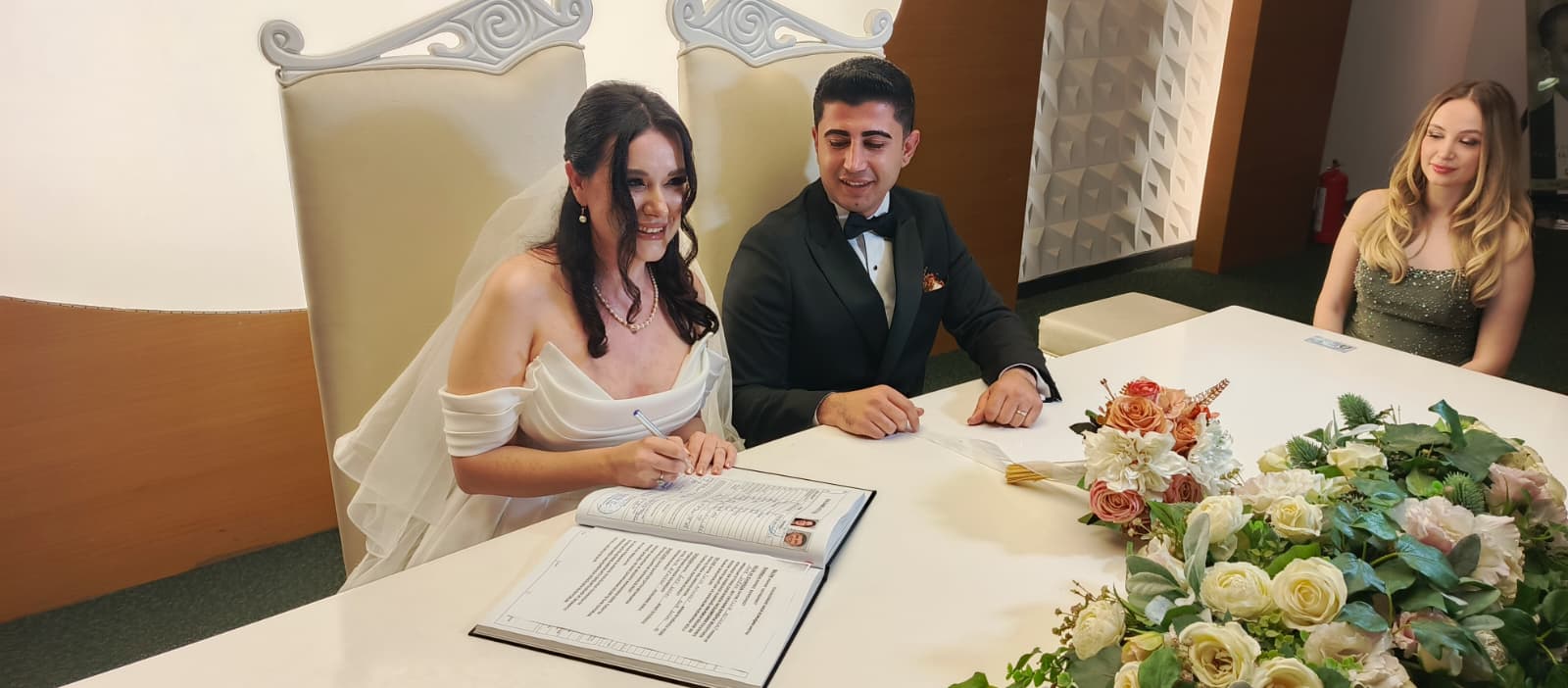 Karşıyaka’da Yılın Nikahı: Fulya & Ömer Çifti Zübeyde Hanım Nikah Sarayı’nda “Evet” Dedi!