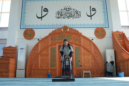 Kemalpaşa Belediyesi, ilçe genelinde yer alan cami, cemevi ve türbelerde