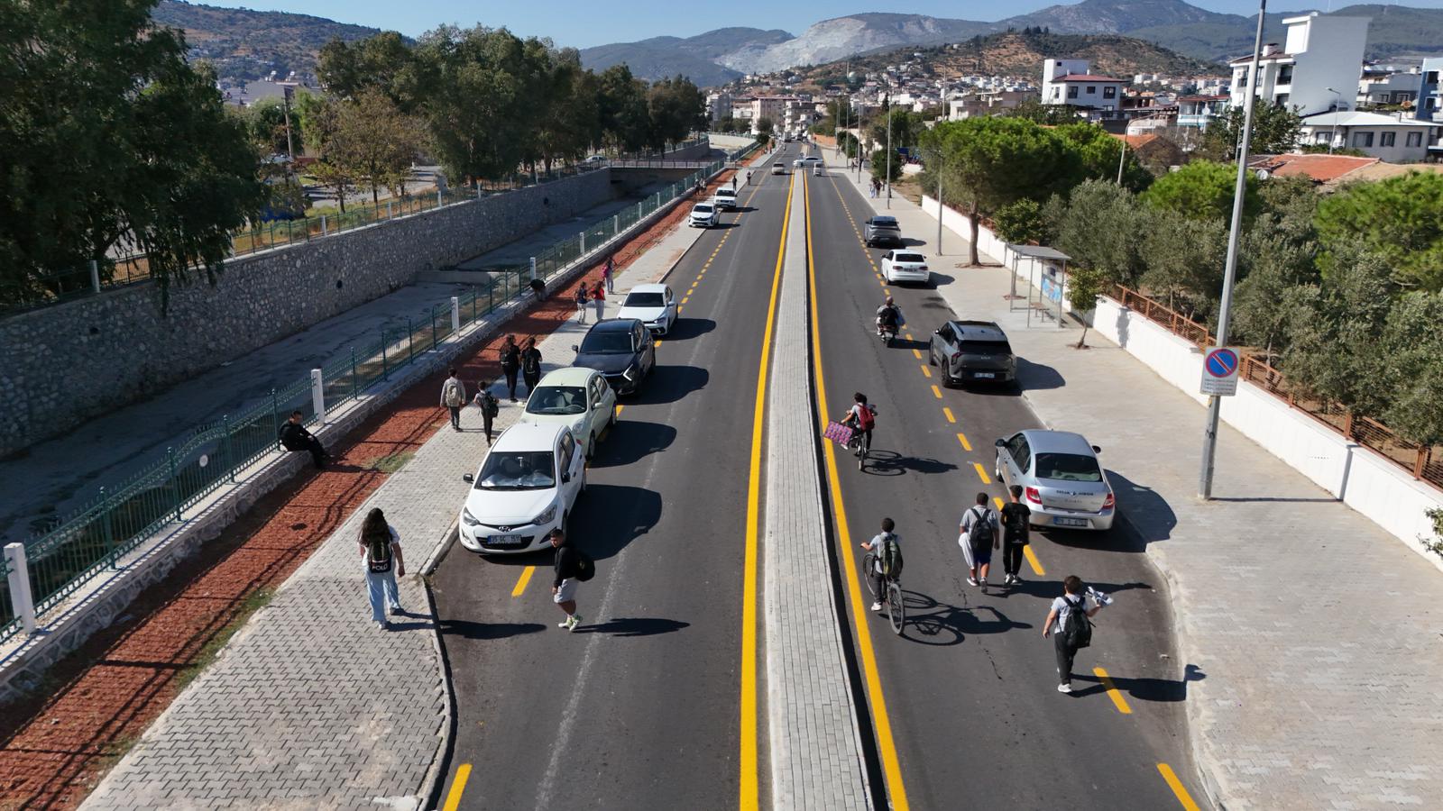 Aydın Büyükşehir Belediyesi, ilçelerde sürdürdüğü yol ve altyapı çalışmalarını tamamladı.