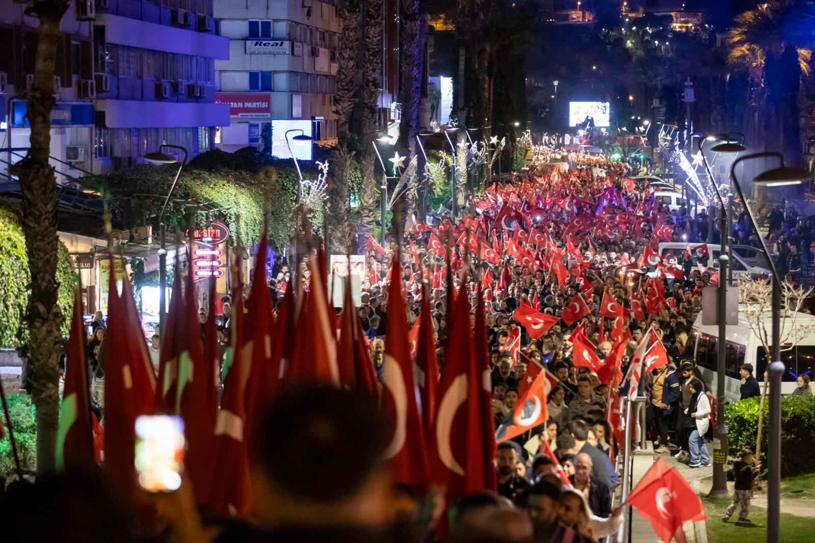 İzmir 29 Ekim’de büyük bir coşkuya sahne oldu. Başkan Cemil