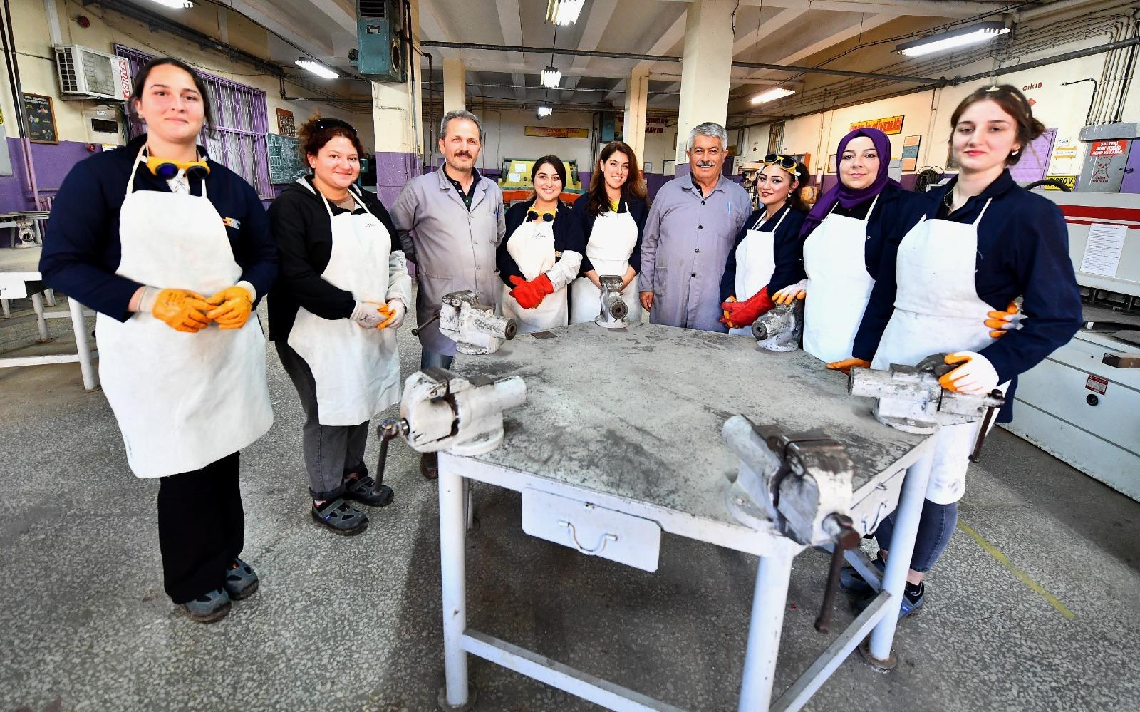İzmir'de Kadınlar ve Gençler İş Buluyor UNDP İş Birliğiyle Meslek Fabrikası Patlaması