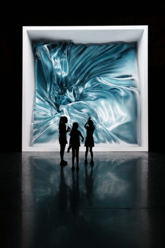 İzmir'de Ziyaretçi Akını! Refik Anadol'un Yapay Zekâ Sergisi ve Tarihi Atatürk Eşyaları Sergisi 21 Aralık'a Kadar Uzatıldı