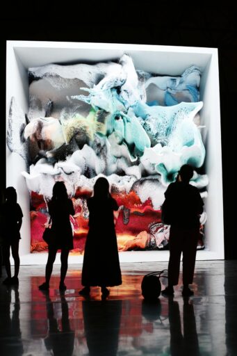 İzmir'de Ziyaretçi Akını! Refik Anadol'un Yapay Zekâ Sergisi ve Tarihi Atatürk Eşyaları Sergisi 21 Aralık'a Kadar Uzatıldı