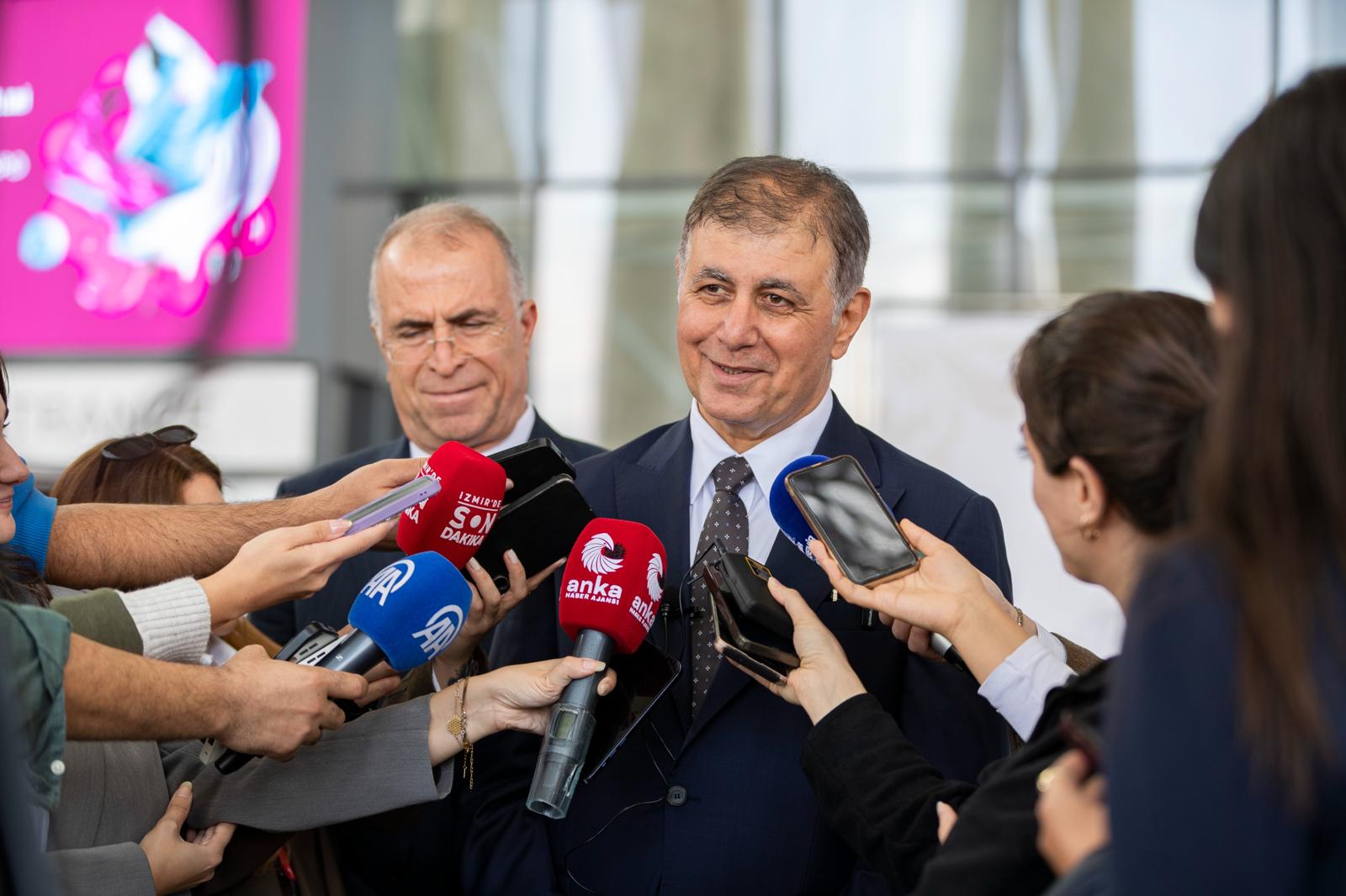 İzmir Büyükşehir Belediye Başkanı Cemil Tugay, İzmir Körfezi’nde 800 bin