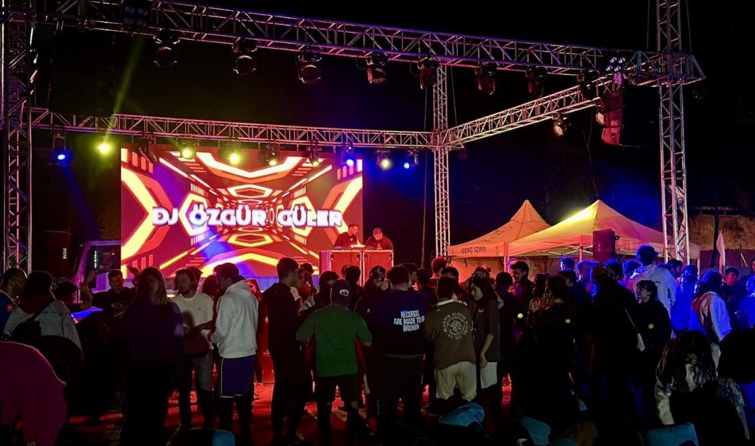 İzmirli Gençler Foça Kumburnu’nda Ücretsiz Kampta Buluştu: Konser, Stand-up ve Deniz Keyfiyle Gönüllerince Eğlendiler! İzmir Büyükşehir Belediyesi ve Foça Belediyesi iş birliğiyle Kumburnu Plajı’nda