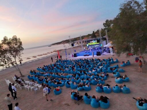 İzmirli Gençler Foça Kumburnu’nda Ücretsiz Kampta Buluştu