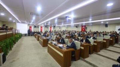 Karabağlar Belediyesi 2026 bütçesi oy çokluğuyla onaylandı. Başkan Helil Kınay,