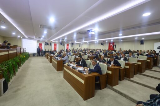 Karabağlar Belediyesi 2026 bütçesi oy çokluğuyla onaylandı. Başkan Helil Kınay,