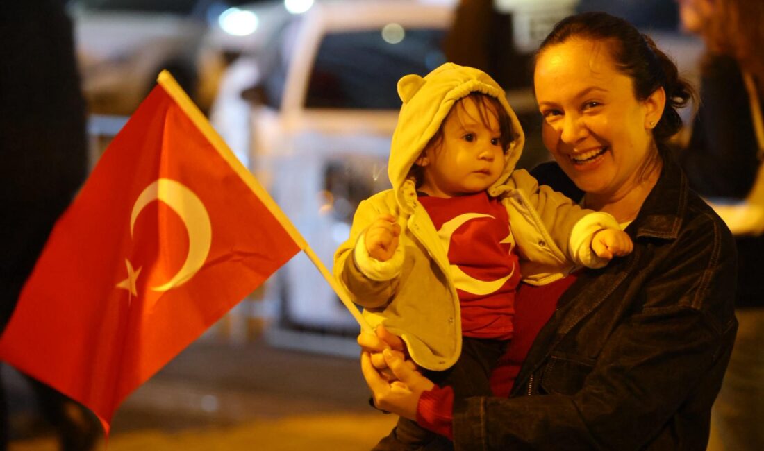 Karabağlar’da 29 Ekim Cumhuriyet Korteji Coşkusu: Binlerce Kişi Bayraklarla Yürüdü Karabağlar’da 29 Ekim Cumhuriyet Bayramı’nın 102. yılı kortej yürüyüşüyle kutlandı.