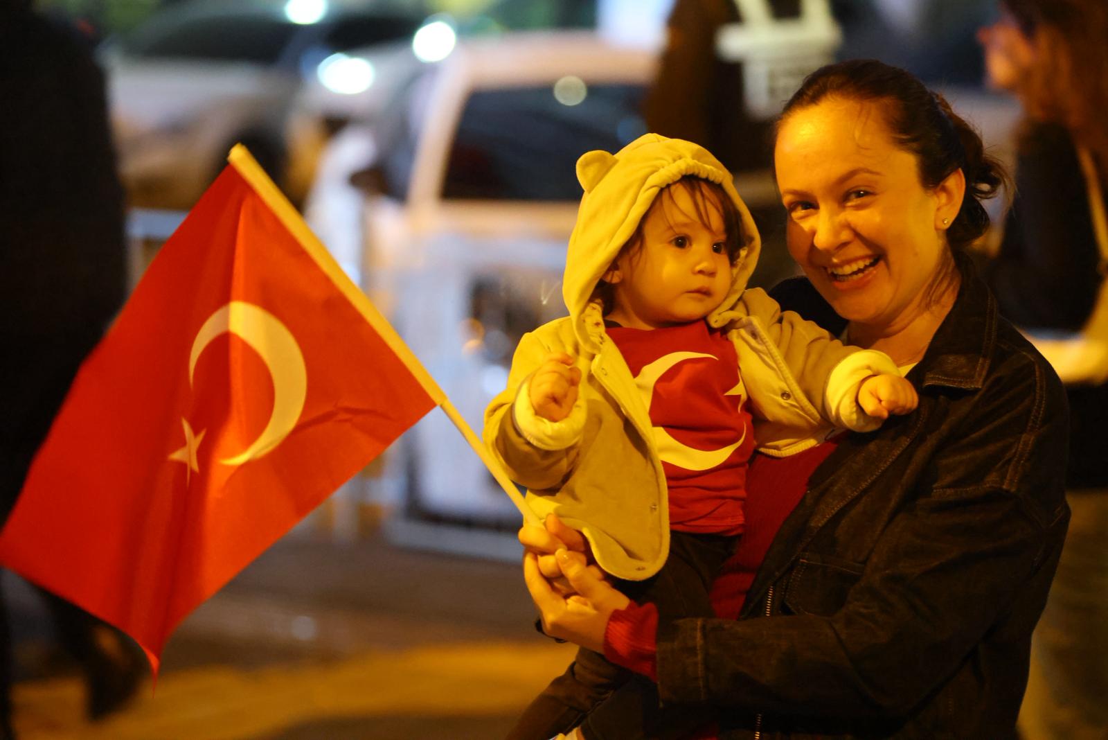 Karabağlar’da 29 Ekim Cumhuriyet Bayramı’nın 102. yılı kortej yürüyüşüyle kutlandı.