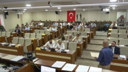 Karabağlar Belediye Meclisi'nin ekim ayı toplantısında, pazarcı esnafının eylemine ve