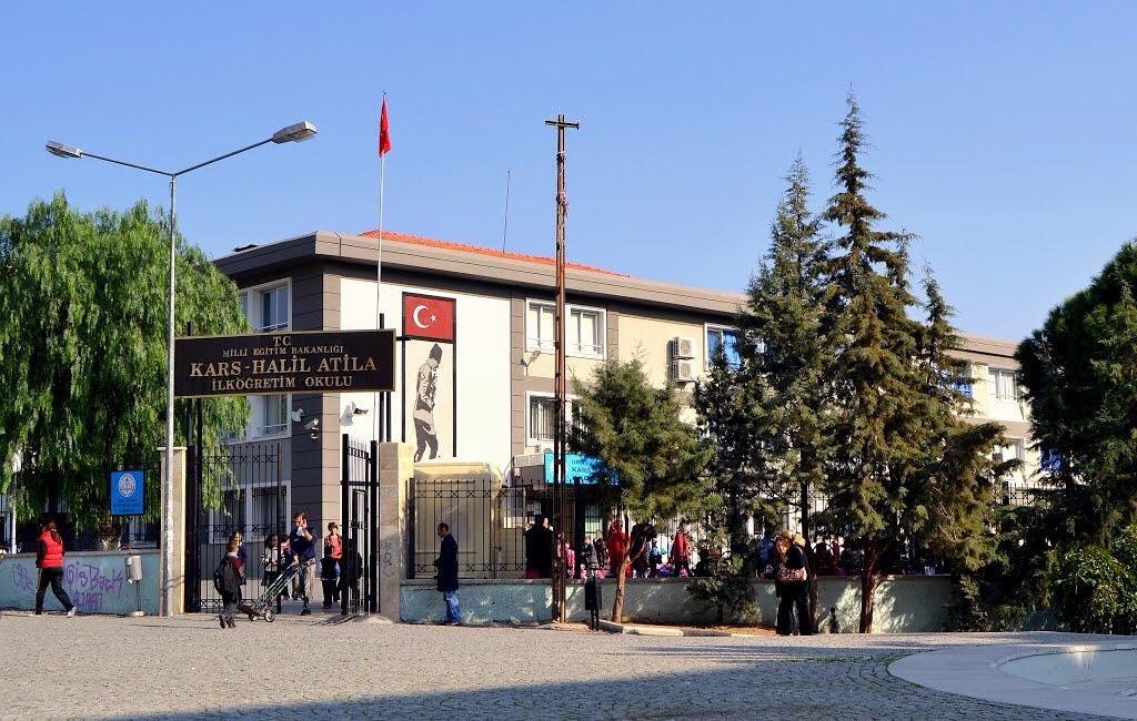 Bornova Kars Halil Atila İlkokulu 18 aydır ruhsat bekliyor. Veliler