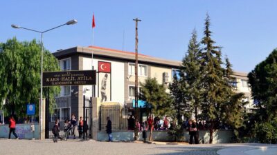Bornova Kars Halil Atila İlkokulu 18 aydır ruhsat bekliyor. Veliler