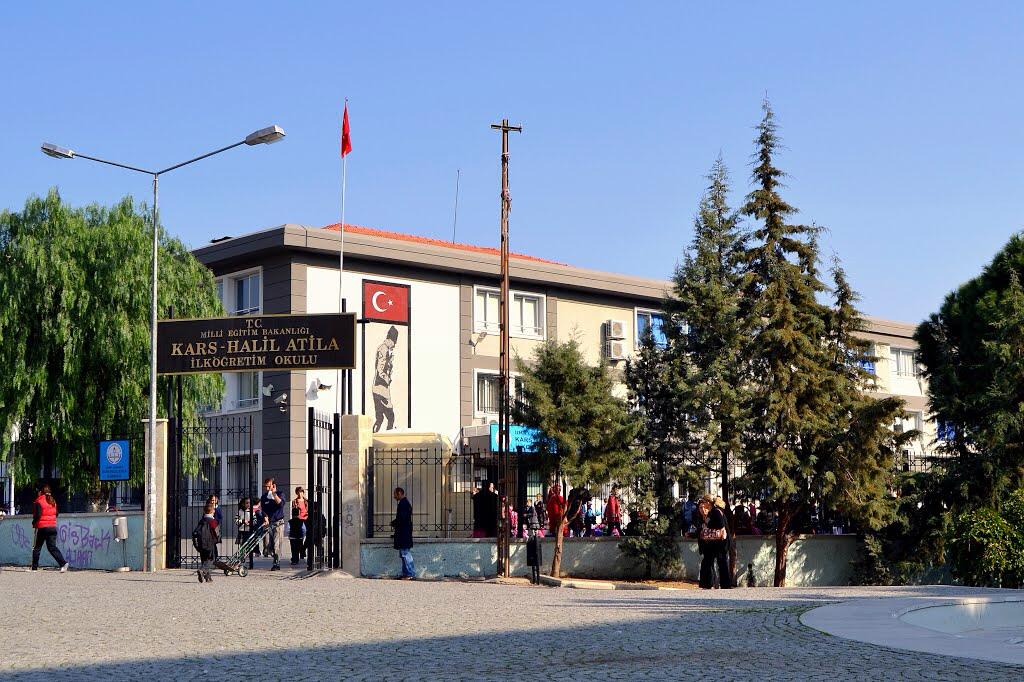 Bornova Kars Halil Atila İlkokulu 18 aydır ruhsat bekliyor. Veliler