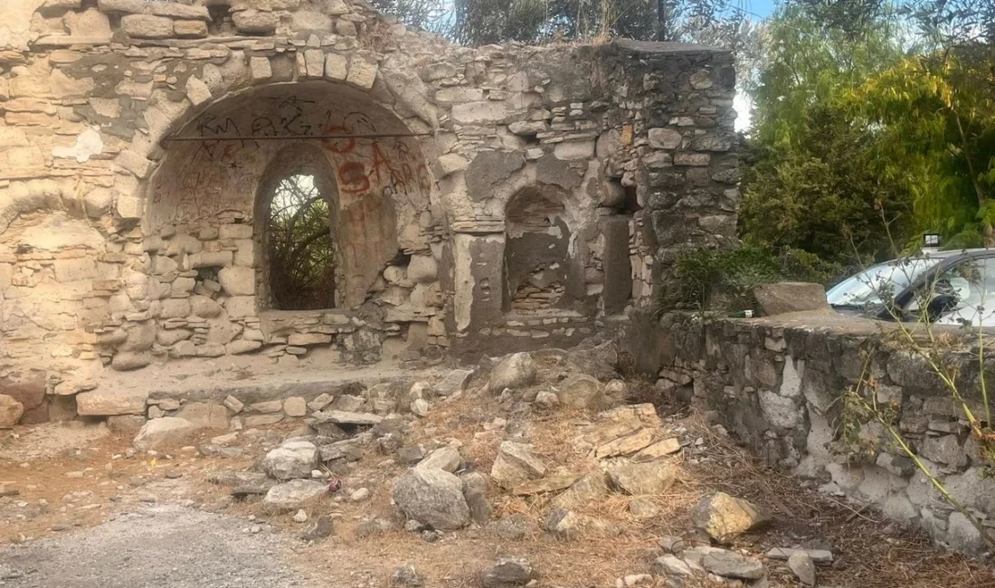 Çeşme'nin Altınyunus bölgesinde yer alan 160 yıllık tarihi kilise, ilgisizlik