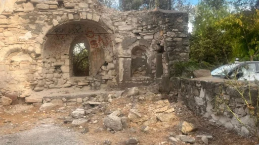 Çeşme'nin Altınyunus bölgesinde yer alan 160 yıllık tarihi kilise, ilgisizlik