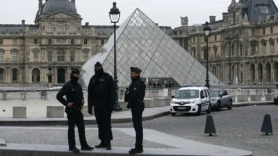 Paris’teki Louvre Müzesi’nde hırsızlık şoku! Yük asansörüyle içeri giren hırsızlar,