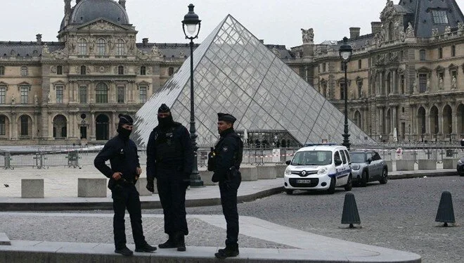 Paris’teki Louvre Müzesi’nde hırsızlık şoku! Yük asansörüyle içeri giren hırsızlar,
