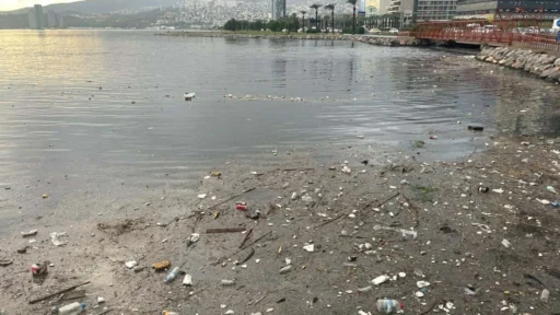 Meteoroloji'nin sarı kod uyarısı yaptığı İzmir'de gece başlayan şiddetli sağanak