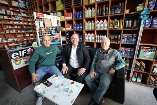 Menderes Belediye Başkanı İlkay Çiçek, ilçe esnafını ziyaret ederek sorunları