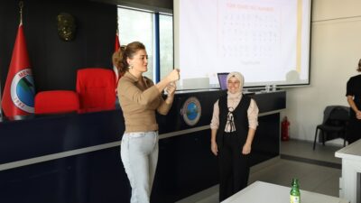 Menderes Belediyesi, İzmir Büyükşehir Belediyesi desteğiyle personeline İşaret Dili Eğitimi