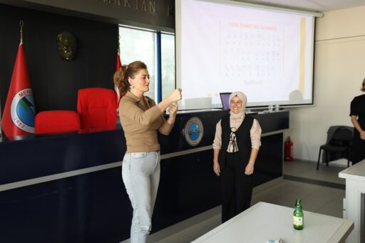 Menderes Belediyesi, İzmir Büyükşehir Belediyesi desteğiyle personeline İşaret Dili Eğitimi