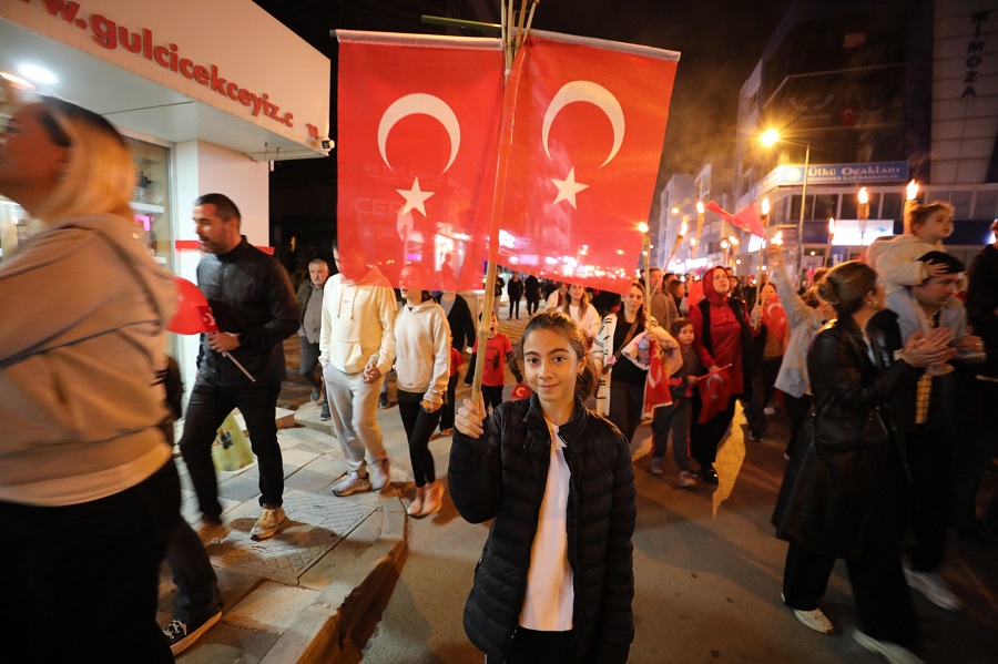 Menderes, Cumhuriyet’in 102. yılını iki gün süren etkinliklerle kutladı. Fener
